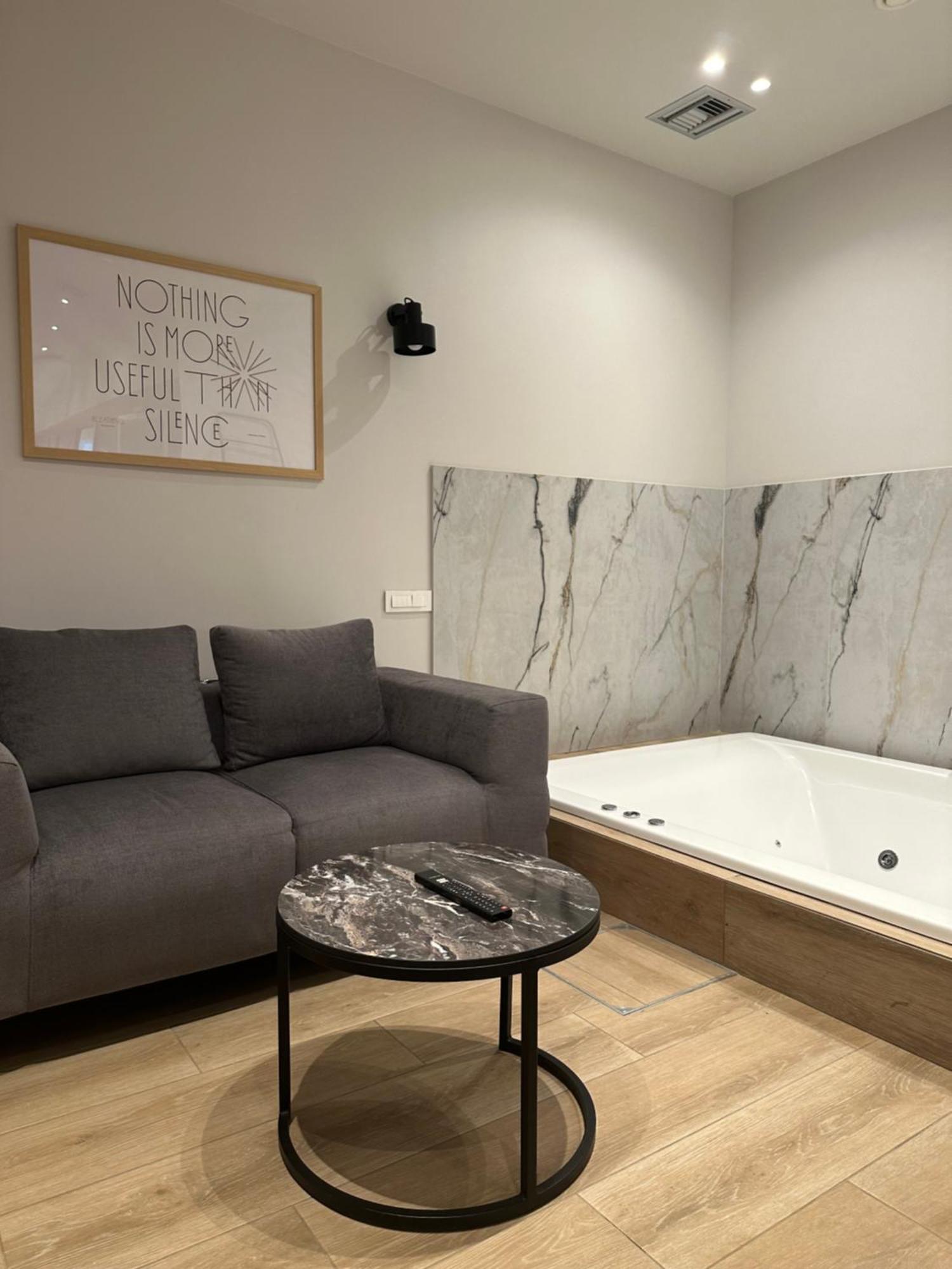 Belle Athenes - Luxury Rooms At Monastiraki Railway Station Екстер'єр фото