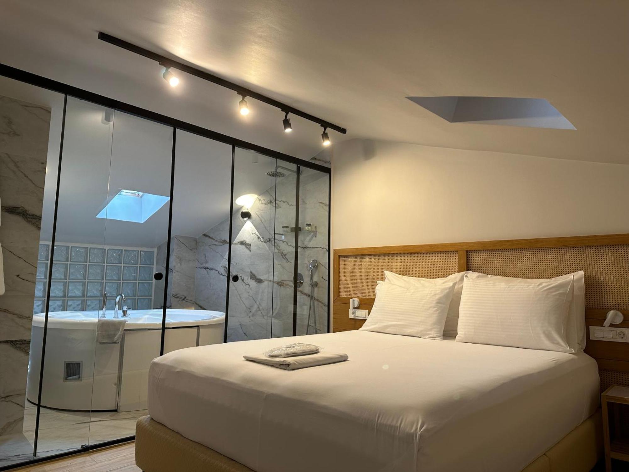 Belle Athenes - Luxury Rooms At Monastiraki Railway Station Екстер'єр фото