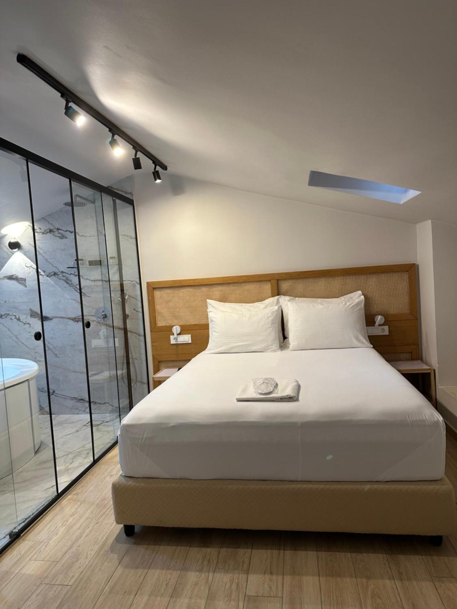 Belle Athenes - Luxury Rooms At Monastiraki Railway Station Екстер'єр фото